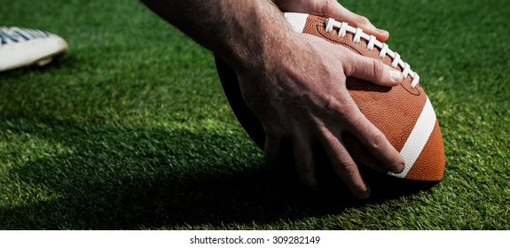 8,836 American football player kicking Images, Stock Photos & Vectors ...