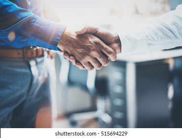 Nahaufnahme des Handshake-Konzepts der Geschäftspartnerschaft.Foto des Handshaking-Prozesses von zwei Geschäftsleuten.Erfolgreiches Angebot nach großartigem Meeting.Horizontal, Flare-Effekt, unscharfer Hintergrund