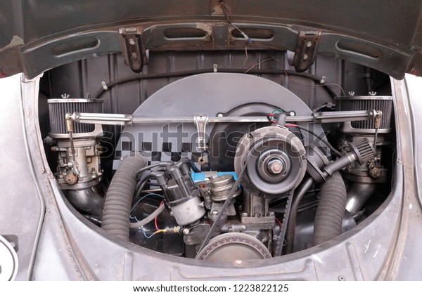 Close view of a car\
motor