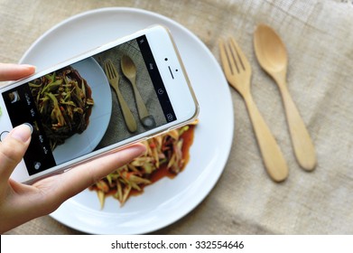 Close Up View Of Life-view Process Of Smart Phone For Taking A Picture Of Spicy Mango Salad In Home Cooking.