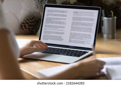 Cerrar la vista del gadget digital de tecnología moderna abierto ordenador con documentos electrónicos en pantalla. Mujer joven preparando reportaje o leyendo artículo científico, estudiando en casa, concepto de educación.
