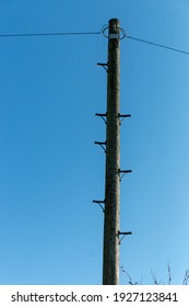 A Close Up View Of A Telephone Pole With The Level-handel Attachements On The Side 