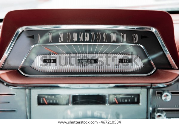 Close up of vintage car
radio