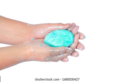 Cierre de las manos lavadas con jabón con el virus de la corona azul aislado en fondo blanco. Prevención del coronavirus higiene manual. Protección pandémica del virus Corona limpiando las manos con frecuencia.