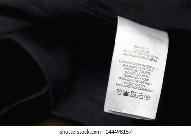 Nahaufnahme einer Waschanweisungsmarke auf schwarzem Hemd