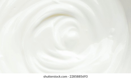 Cerca del yogur de crema natural blanca.