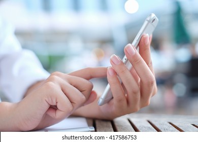 cerrar mano mujer usar dispositivo móvil para hacer horario de cita sobre el concepto de trabajo