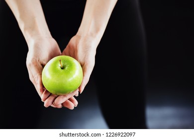 Close Up Of Woman Hand Holding Green Apple. Which Is Beneficial To The Body. Good Care Of Her Body Diet. Eat To Help Digestion. Antioxidants And Vitamins That Make The Skin Beautiful. Change Yourself.