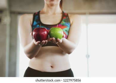 Close Up Of A Woman Hand Holding A Green And Red Apple. Which Is Beneficial To The Body. Good Care Of Her Body By Diet. Eat To Help Digestion. Antioxidants Make The Skin Beautiful. Change Yourself.