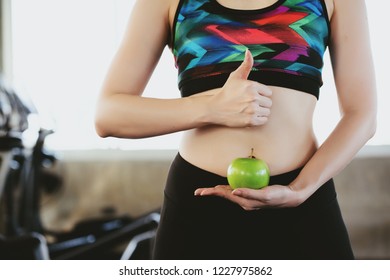 Close Up Of Woman Hand Holding Green Apple. Which Is Beneficial To The Body. Good Care Of Her Body Diet. Eat To Help Digestion. Antioxidants And Vitamins That Make The Skin Beautiful. Change Yourself.