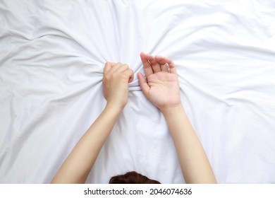 Nahaufnahme von Frauen Hände, die die Decke im Moment des sexuellen Vergnügens oder Orgasmus fassen. Ecstasy. Konzept des Sex-Creators 