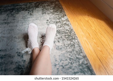 Close Woman Legs Wearing White Socks Foto De Stock Editar Ahora