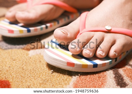 close up of women feet in a sendal.