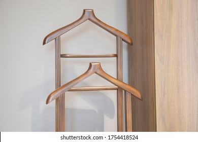 Close Up Wooden Valet Stand (Dilsiz Uşak)