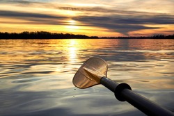 Cierre De La Pala De Kayak Amarillo (oar) Al Atardecer De Otoño Sobre El Río Danubio