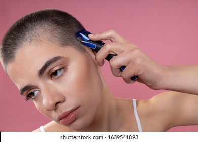 Shaving ladies head 