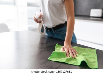 39,231 Woman cleaning kitchen Images, Stock Photos & Vectors | Shutterstock