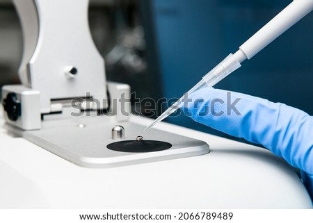 Closed up of loading sample onto pedestal of nanodrop 