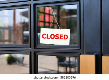 Closed sign board hanging on door of cafe. - Shutterstock ID 582103396