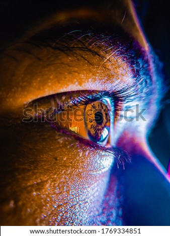 A closer look at the 576 megapixels human eye.