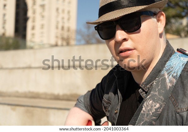 vare Forladt Reporter Closeup Albino Man Hat Sitting On Stock-foto (rediger nu) 2041003364
