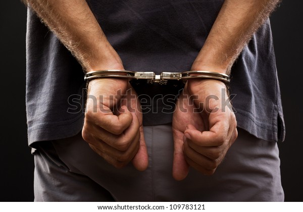 接写 逮捕者は手錠をかけた手を後ろ手で手錠をかけた の写真素材 今すぐ編集