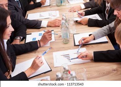 Nahaufnahme von Geschäftsleuten, die am Konferenztisch sitzen und kommunizieren
