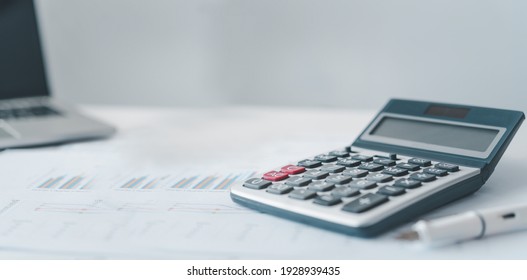 close-up calculator on graph documents, device for calculating the numbers	