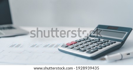 close-up calculator on graph documents, device for calculating the numbers	