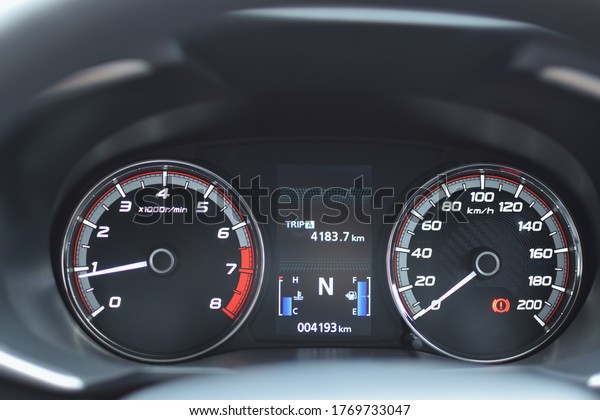 Close-up of the car's screen and the hands of
the engine status
indicator