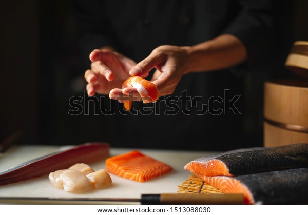 料理人の手の接写。料理店で寿司を作る日本人シェフ。若いシェフが和食の寿司を作る。