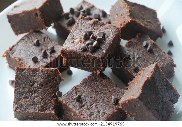 Closeup of chocolate date bar on a plate with\
chocolate chips sprinkled on top.\
