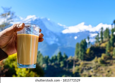 Gros plan sur une tasse avec du thé dans la main du randonneur sur les montagnes et profite du paysage de la montagne. Concept de randonnée