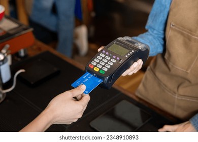 close-up. Customer hands are spending.
					This store offers a cashless service. and digital currency
					The credit limit on the card is sufficient to pay.
					The credit limit on the card is insufficient.