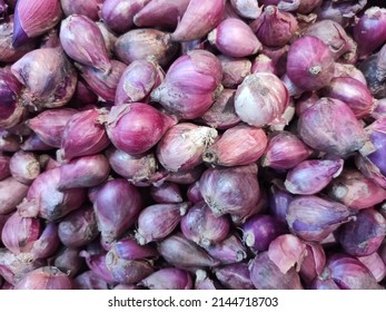 Close-up And Defocused Shot Pile Of Red Onions In Supermarket