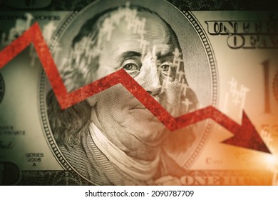 Detaillierte Nahaufnahme der Dollarrechnung.  Ökonom-Prognose für die Vereinigten Staaten. Verlangsamter roter Pfeil, der auf Benjamin Franklin Porträt auf Dollar-Rechnung nach unten geht.  Auswirkungen der Rezession auf die US-Wirtschaft.