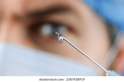 Primer plano de gota de medicamento líquido o medicamento en la aguja de la jeringa. Vacunación. Médico en máscara médica con jeringa para inyección. Gota de medicamento en la punta de la aguja de inyección médica. Enfoque selectivo