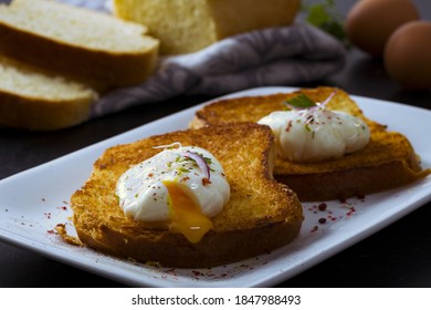 A Closeup Of Eggs Benedictines In Box Bread