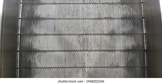 Close-up of the escalator floor in the building， Escalator vertical line， Escalator floor texture background