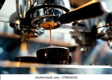 Крупный план эспрессо из кофемашины. Профессиональное заваривание кофе