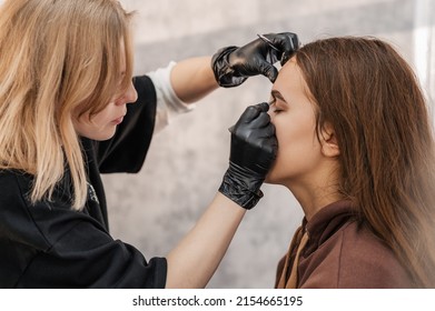 Close-up, Eyebrow Plucking Procedure In A Beauty Salon, By An Eyebrow Master.