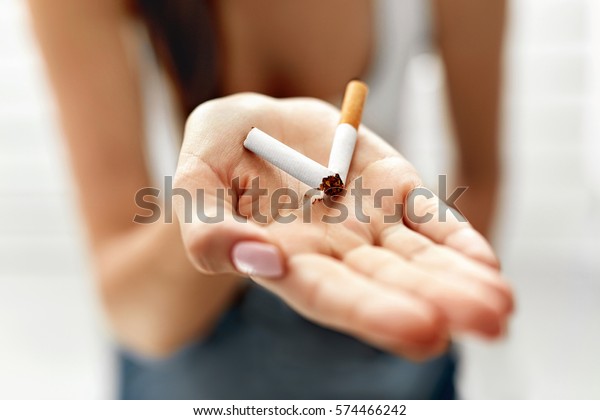 割れたタバコを手のひらに持つ女性の手の接写 タバコを巻いた女性の手の接写 たばこの吸い方をやめなさい 高解像度 の写真素材 今すぐ編集