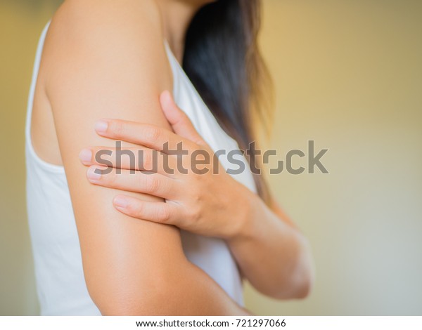 女性の腕を接写する 腕の痛みとけが 医療と医療のコンセプト の写真素材 今すぐ編集