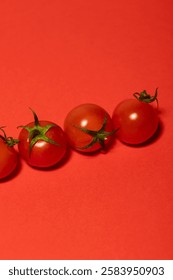 Primer plano cuatro tomates