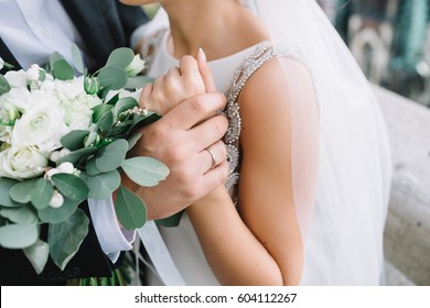 Крупный план руки жениха, держащего запястье невесты