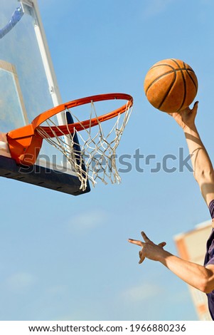 Similar – Foto Bild Junger männlicher Teenager spielt Basketball auf einem Platz im Freien.