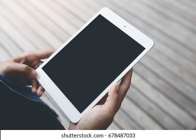 Nahaufnahme der Hand: digitaler Tablet-Bildschirm