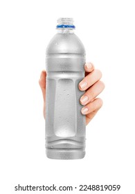 Cierre de la mano sujetando la botella de plástico vacía con condensación. aislado en fondo blanco. vista frontal.