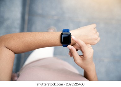 closeup hand using smartwatch on above view