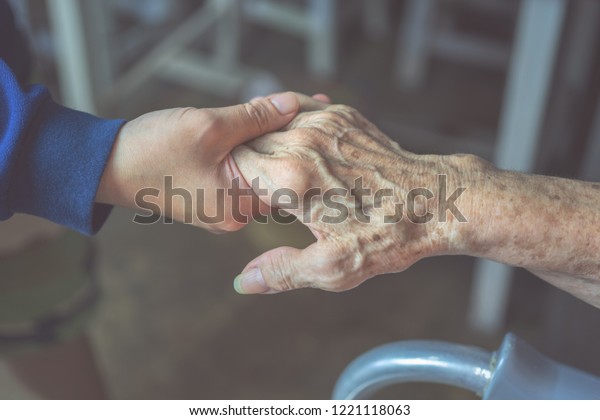 接写 年配の女性が若い女性の手を握る手 医療と医療のコンセプト の写真素材 今すぐ編集